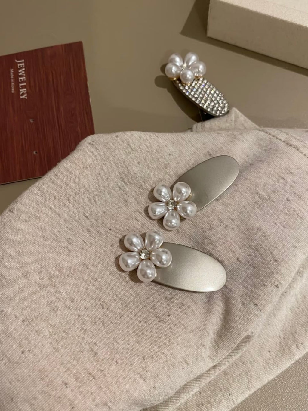 Pearl Flower Rhinestone Alligator Hair Clips – 2-Piece Hair Clip Set