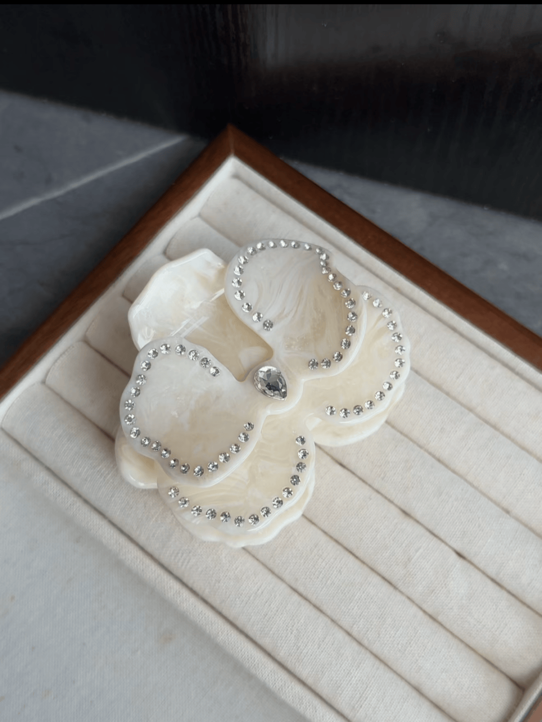 Rhinestone Flower Hair Claw Clip – Elegant Acetate Floral Hair Accessory
