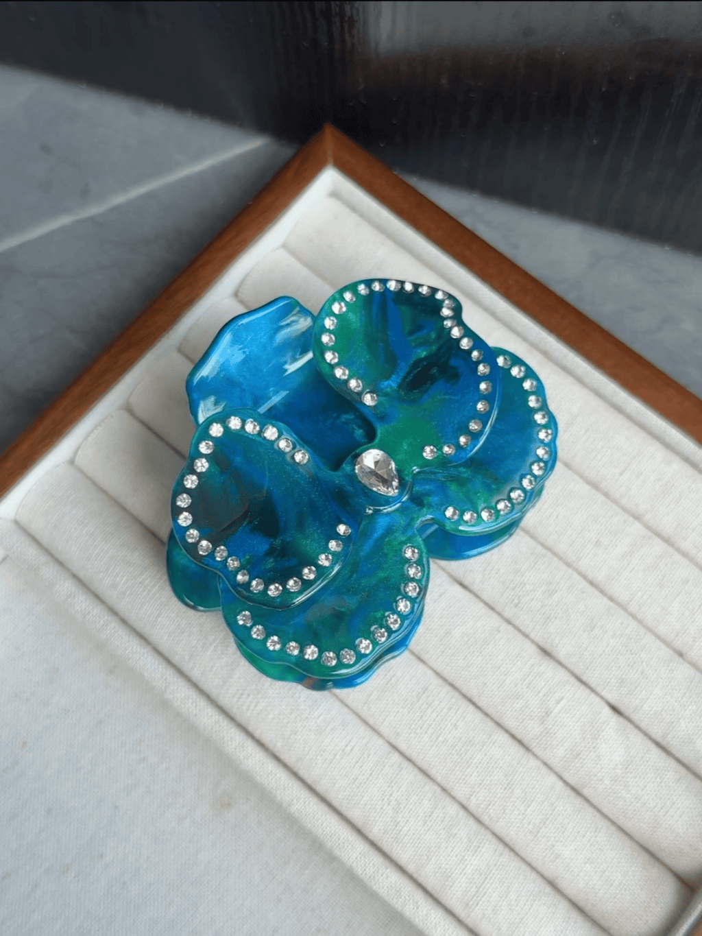 Rhinestone Flower Hair Claw Clip – Elegant Acetate Floral Hair Accessory
