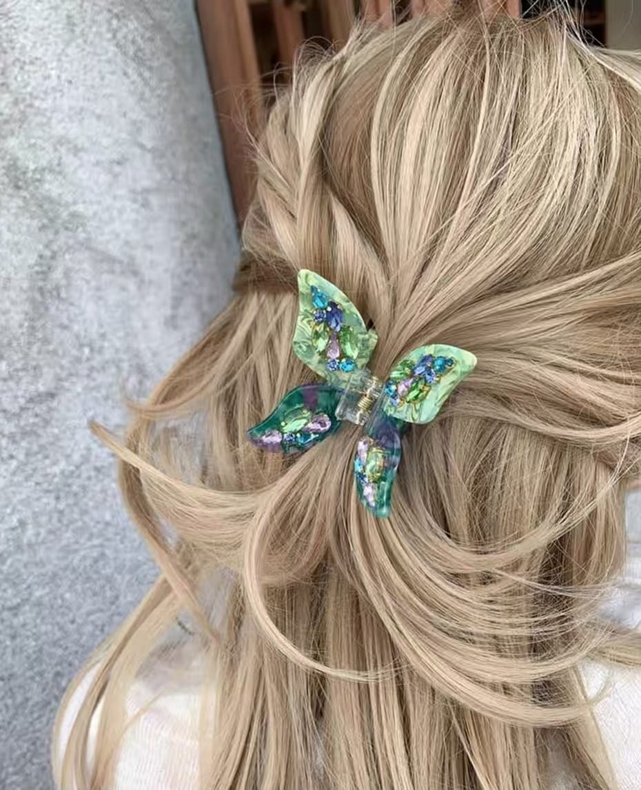 Sparkling Butterfly Hair Claw Clip – Iridescent Crystal Acrylic Hair Accessory for Elegant Everyday Styling